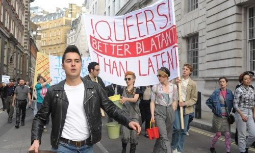 Menschen am Demonstrieren mit Banneraufschrift: " !Queers! better Blatant than Latent"