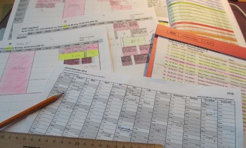 Kalender, Stift und Unterlagen