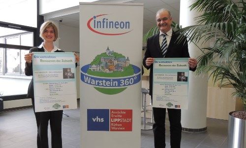 Frauke Mönkeberg und Jörg Malzon-Jessen stehen vor Banner mit VHS-Logo, Warstein 360 Grad- Logo und Infineon-Logo