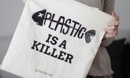 Stofftasche mit Aufschrift: plastic is a killer