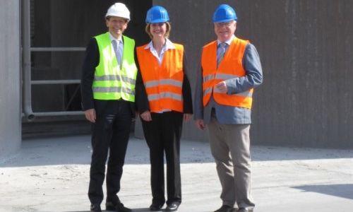 Dr. Dirk Spenner, Frauke Mönkeberg und Peter Wessel mit Helm und Sicherheitshelm